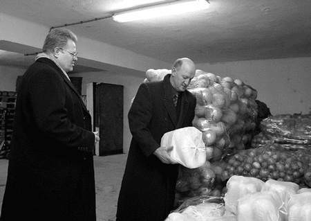 Prezes spółdzielni Krzysztof Krak (od lewej) i starosta Stanisław Cubała w nowym magazynie 	fot. Dariusz Śmigielski