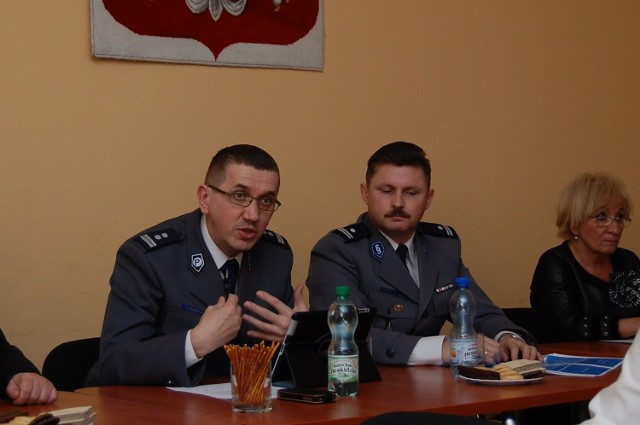 W naradzie rocznej tarnogórskiej policji uczestniczył wicekomendant wojewódzki z Katowic Roman Rabsztyn (pierwszy z lewej)