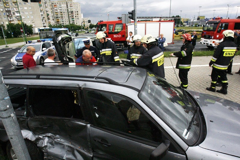 Wypadek na rondzie w Legnicy (ZDJĘCIA)