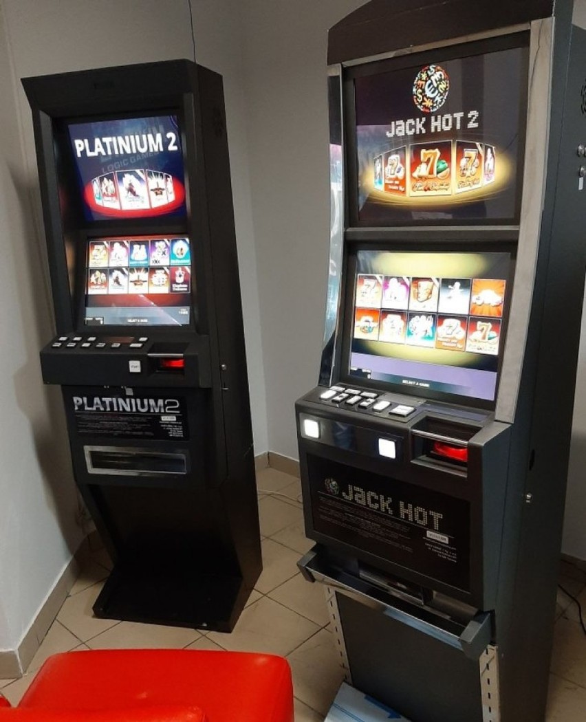 Akcja policji w Jarosławiu: zabezpieczono cztery automaty do gier hazardowych [FOTO]