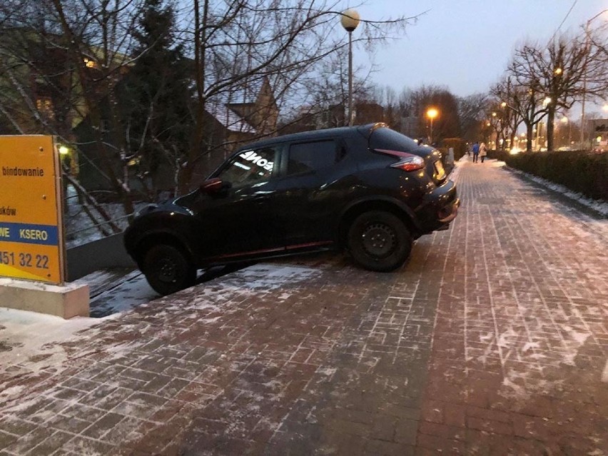 Zawisła nissanem na schodach w Zielonej Górze. Jak do tego doszło? [ZDJĘCIA]