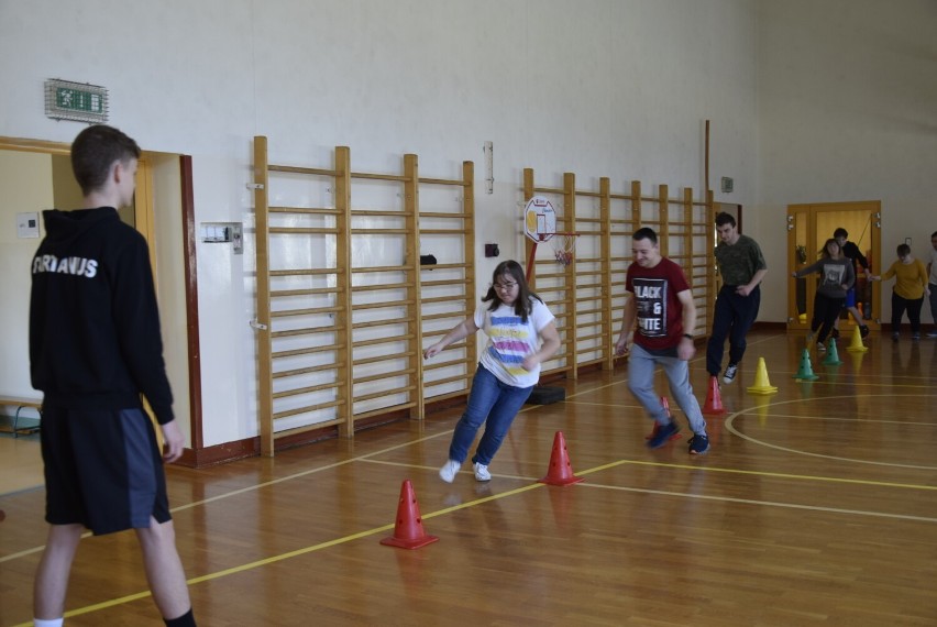 Koszykarski trening dla niepełnosprawnych w skierniewickim SOSW