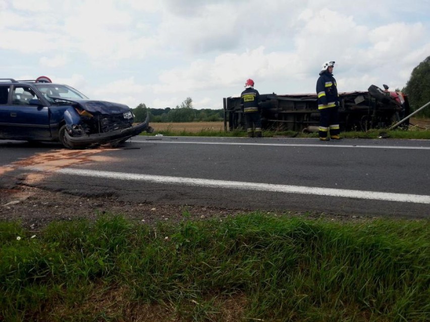 Wypadek w Niepruszewie: Bus zderzył się z samochodem...