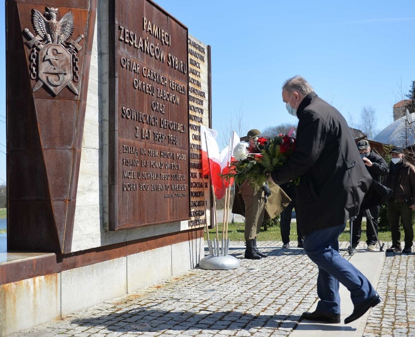 81. rocznica Zbrodni Katyńskiej w Przemyślu. Kwiaty pod pomnikiem Zesłańców Sybiru i Ofiar Katynia [ZDJĘCIA]