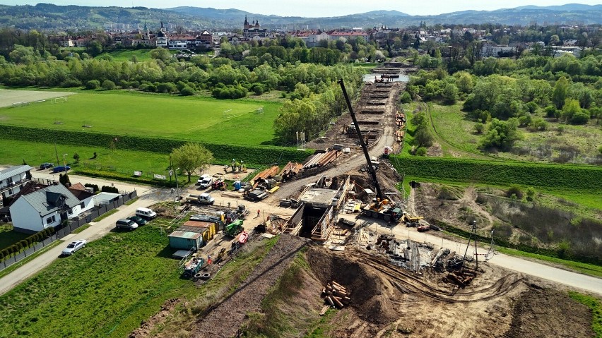 Budowa nowego wiaduktu kolejowego na ul. Starowiejskiej w...