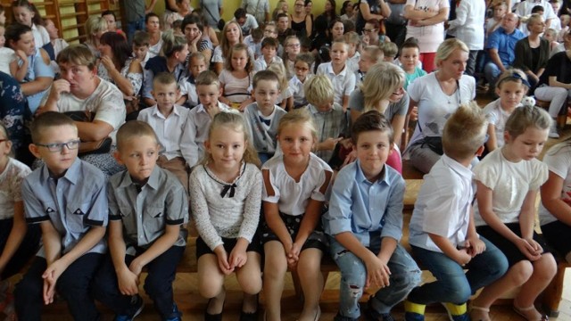 Rozpoczęcie roku szkolnego w Szkole Podstawowej nr 11 w Zduńskiej Woli dla najmłodszych