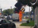 Trzy zastępy strażaków w walce z pożarem samochodu dostawczego w Lęborku. Zobacz WIDEO