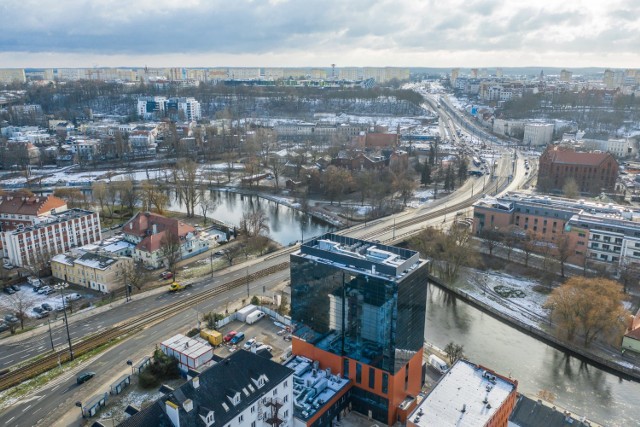 Biurowiec Projprzem, stojący u zbiegu ulic Bernardyńskiej i Stary Port w Bydgoszczy, zmienia się w 3-gwiazdkowy hotel. Zakończono prace nad elewacja, która - zgodnie z wizualizacjami, którymi chwalił się wcześniej inwestor, imponuje i dobrze wpisuje się w klimat tej części miasta.