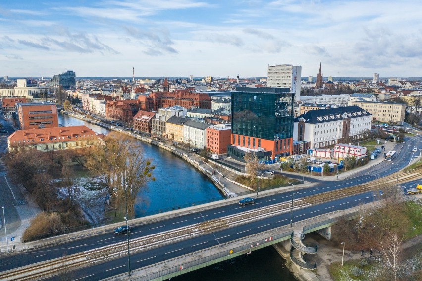 10-kondygnacyjny wieżowiec zbudowany w 1964 roku, w którym...