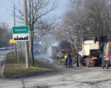 Pożar kontenera ze śmieciami w Gdańsku na Trakcie Świętego Wojciecha. Ogień pojawił się w naczepie ciężarówki. ZDJĘCIA