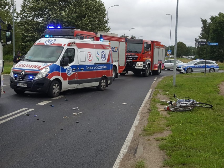 Wypadek w Szczecinku. Rowerzysta potrącony przez ciężarówkę [zdjęcia]