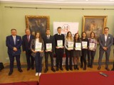 Uczniowie ZS nr 3 oraz ZST w Jaśle nagrodzeni za eseje historyczne. Konkurs zorganizowała Fundacja Misji Obywatelskiej