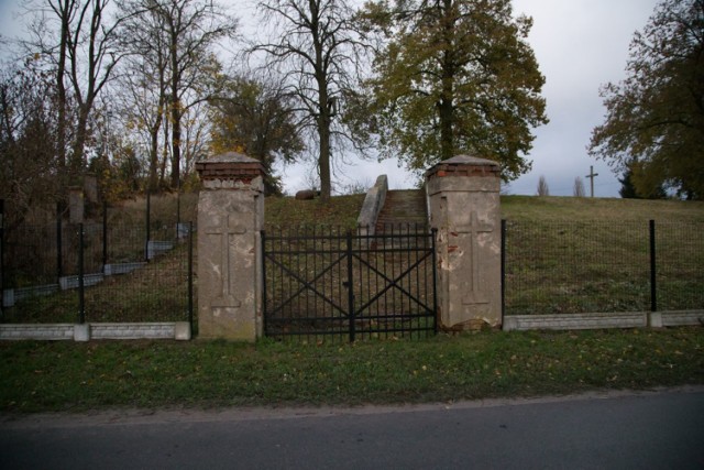 Do dziś ocalały: stary cmentarz i fundamenty spalonego przez Niemców w roku 1940 kościoła