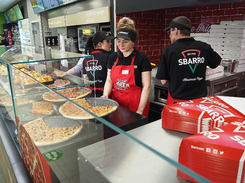 Pizzę w Sbarro można kupić w całości lub na kawałki. Ta sieć...