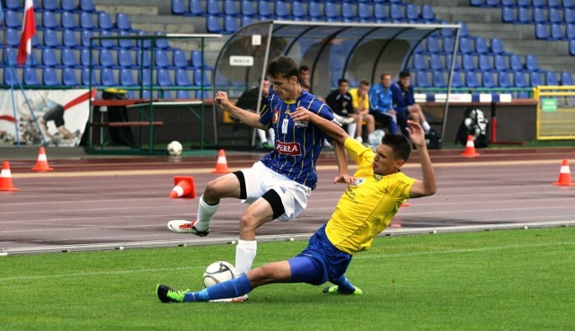 Paweł Kupiec (w żółtej koszulce) mimo, że nie faulował zawodnika w polu karnym, został niesłusznie usunięty z boiska.