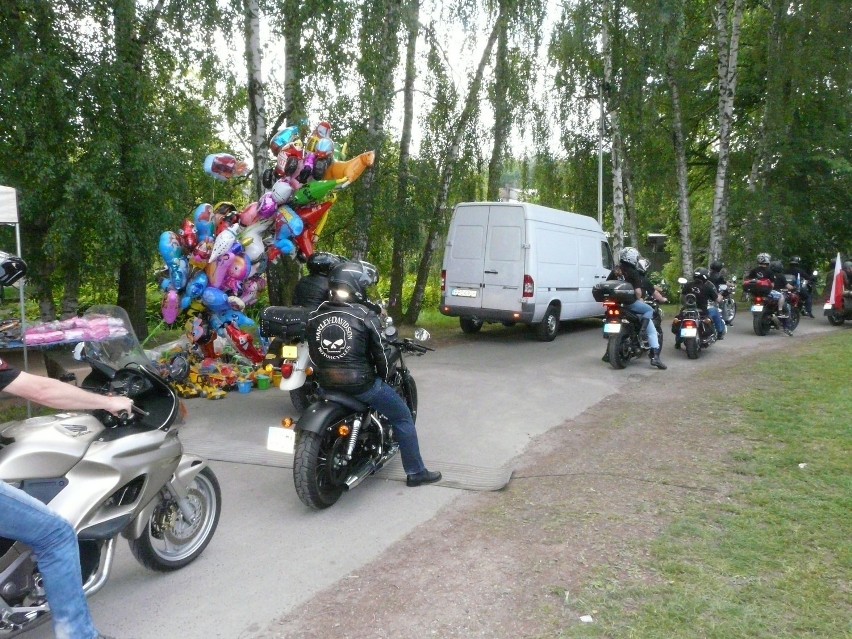 Motocykliści zaparkowali na zamku