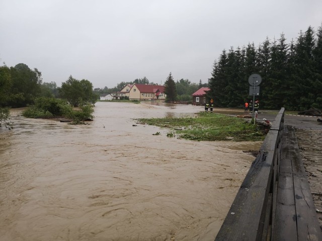 Po niedzielnych intensywnych opadach deszczu, w nocy woda wystąpiła z koryt oraz przepustów i zalała posesje, a także wdarła się do domów w gminie Dubiecko.