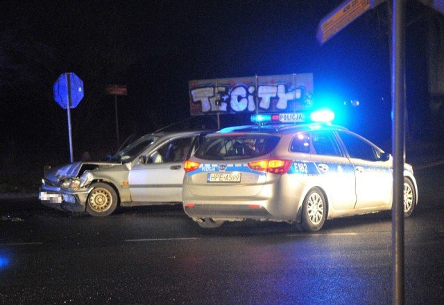 11 dni minęło od ostatniego wypadku na skrzyżowaniu ulic Gorzowskiej i Północnej w Kostrzynie. W poniedziałek, 18 marca, w godzinach wieczornych, znowu zderzyły się tu dwa samochody. Jedna osoba wymagała pomocy medycznej. O wypadku poinformował nas Czytelnik.

Do zderzenia doszło po godzinie 18. Okoliczności wypadku bada policja. Wiadomo, że oba samochody miały rozbite przody. Na miejsce, poza policją, przyjechały też dwa zastępy straży pożarnej oraz pogotowie. Jedna z osób uczestniczących w zderzeniu wymagała pomocy medycznej.

Przypomnijmy, że ostatni wypadek dokładnie w tym samym miejscu wydarzył się 7 marca. Wypadki i kolizje w tym miejscu to niestety norma. Dzieje się tak mimo, że jest tu ograniczenie prędkości do 70 km/h dla samochodów z pierwszeństwem przejazdu. Kierowcy wyjeżdżający z dróg podporządkowanych muszą zastosować się do znaku stop. Jest tutaj też dobra widoczność. 



Zobacz też wideo: Niemal stu policjantów pracowało przy rozbiciu narkotykowego gangu, który działał na terenie kilku województw.


Czytaj więcej o Kostrzynie nad Odrą:  Kostrzyn nad Odrą - informacje, wydarzenia, artykuły

