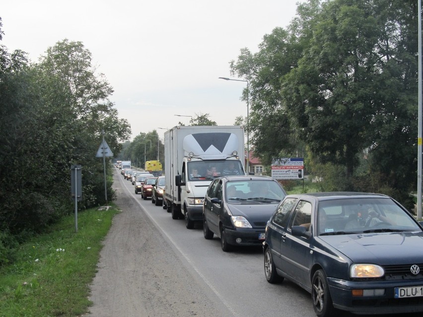 Trwa remont przejazdu w Leśnicy. Kierowcy stoją w korkach