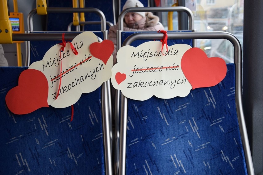 Walentynki w Łomży. Czytali o miłości w MPK (zdjęcia, wideo)