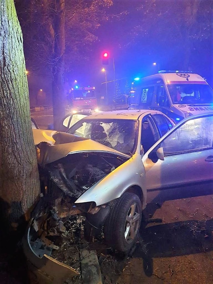 Szamotuły. „Owinął” auto wokół drzewa, bo jechał na podwójnym gazie?  