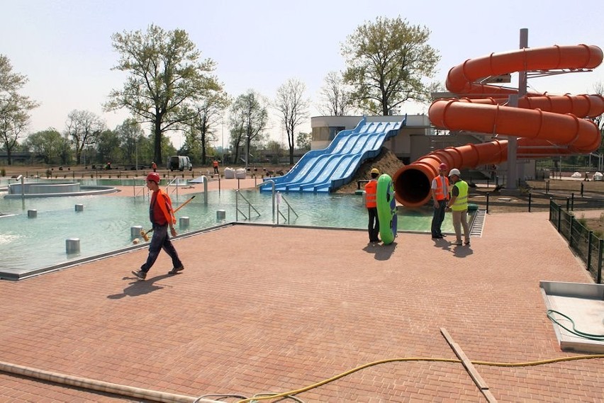 Kalisz: Zewnętrzne baseny w aquaparku już napełnione wodą! Otwarcie za niespełna miesiąc. FILM, FOTO