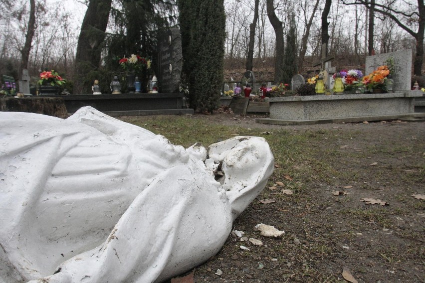 Kilkadziesiąt grobów zniszczonych na legnickim cmentarzu