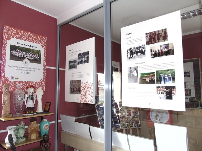 Z okazji 50-lecia Regionalnego Zespołu Pieśni i Tańca „Tursko" biblioteka przygotowała okolicznościową wystawę