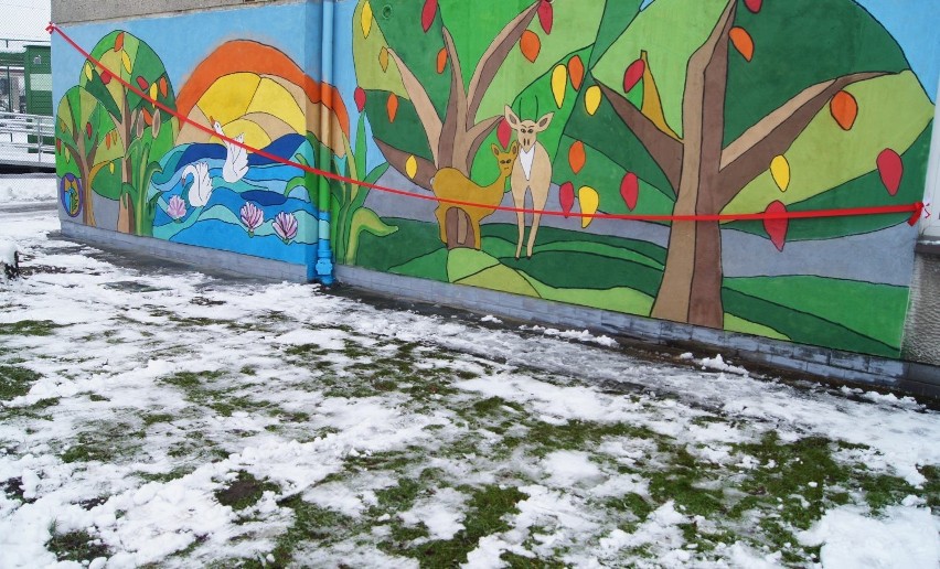 Mural w Nędzy na szkole