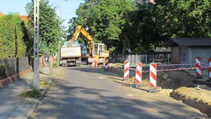 Remontują drogi i chodniki. Kierowcy muszą liczyć się z utrudnieniami [ZDJĘCIA]