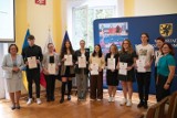 Wybitni uczniowie z powiatu lęborskiego nagrodzeni stypendiami marszałka województwa