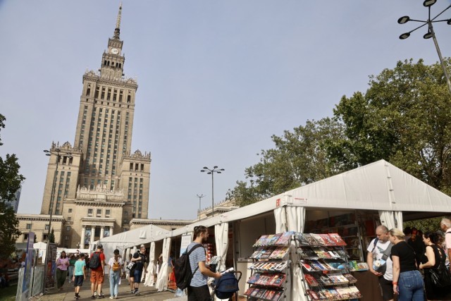 Jesienne Targi Książki w Warszawie to jeden z największych w Polsce kiermaszów książek. Wydarzenia odbyło się na placu Defilad przy Pałacu Kultury i Nauki.