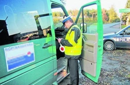 Policjanci jak co roku we wrześniu rozpoczynają wzmożone kontrole pojazdów przewożących dzieci