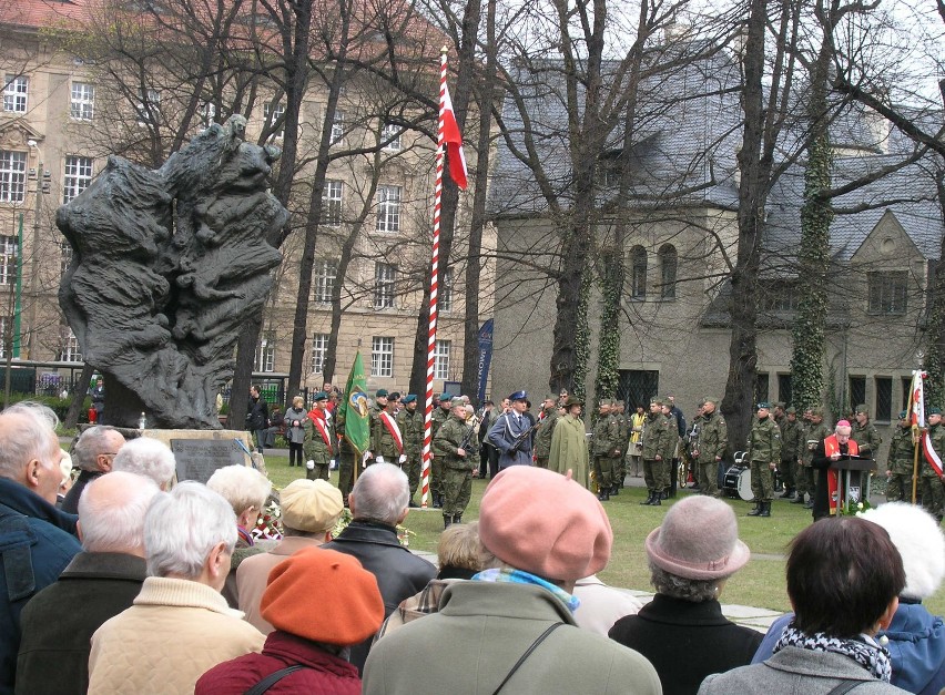Poznań w 72 lata po Zbrodni Katyńskiej: Uroczystości przy Pomniku Ofiar Katynia i Sybiru [ZDJĘCIA]