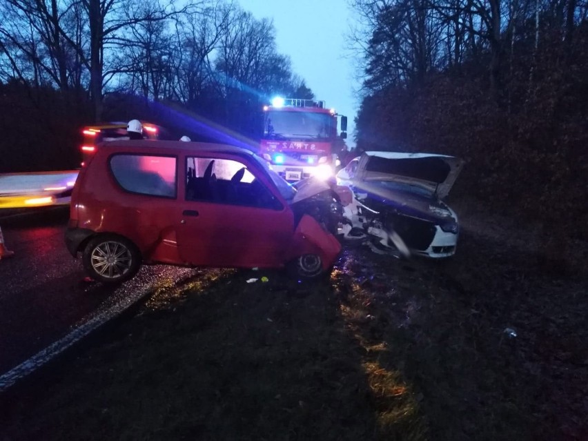 Na miejsce przyjechały służby ratunkowe. Kierujący fiatem...