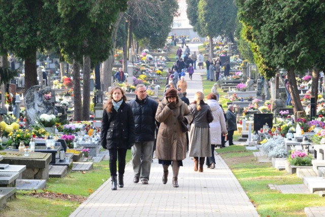 Cmentarz przy ul. Lipowej: Na 10 pomników nie wystarczy pieniędzy
