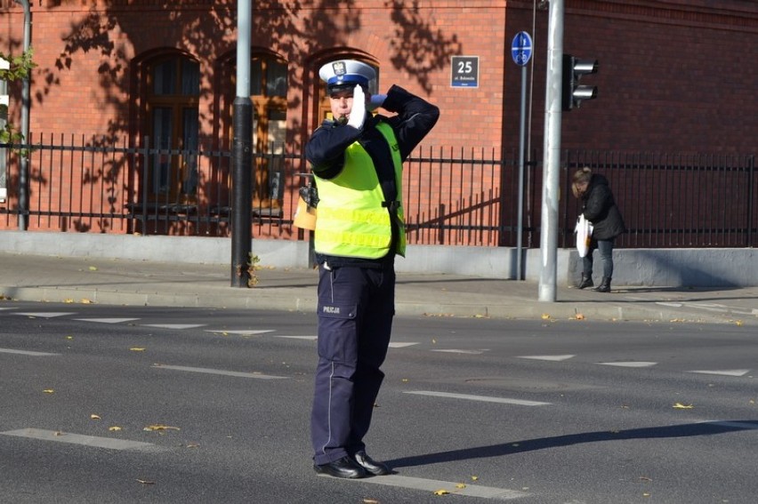 Zmiana organizacji ruchu - ZNICZ 2017 - Policjant kieruje ruchem