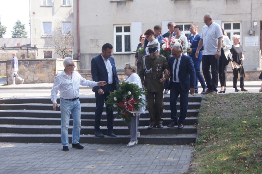 Radomsko: Obchody 80. rocznicy wybuchu II wojny światowej. Kwiaty pod Pomnikiem Grobem Nieznanego Żołnierza [ZDJĘCIA]