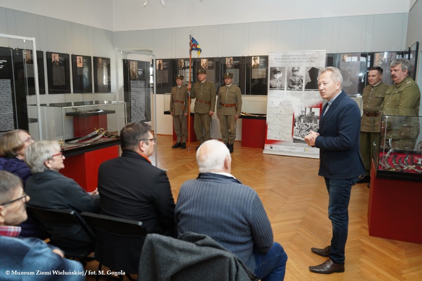 Spotkanie z krewnymi żołnierzy Wieluńskich Batalionów Obrony Narodowej. Przekano notę identyfikacyjną i portret Józefa Dudaczyka FOTO