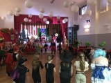Dzieci przebrane za bajkowe i komiksowe postaci bawiły się na karnawałowym balu w Domu Kultury w Maszewie Lęborskim 