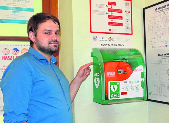 Obsługa defibrylatora jest prosta - zapewnia  Bartłomiej Orzeł