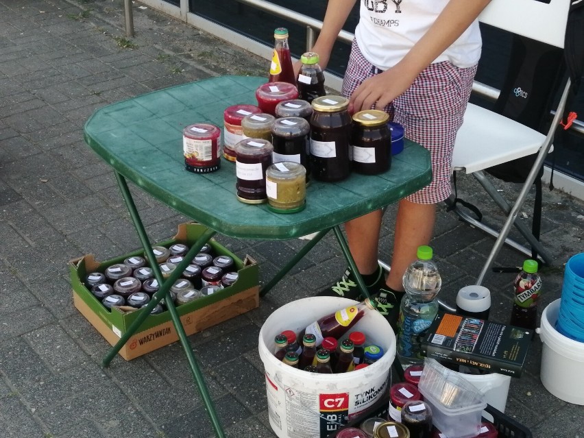 Piękna postawa chłopca z Gniezna. W wakacje sprzedaje maliny i pomaga swoim rodzicom