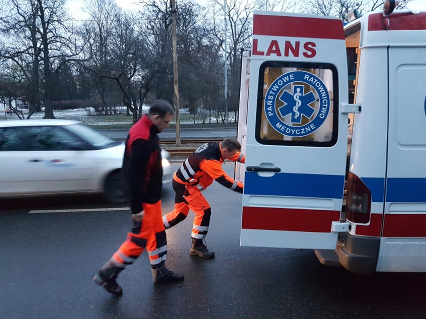 Na Politechniki w Łodzi auto wjechało w latarnię