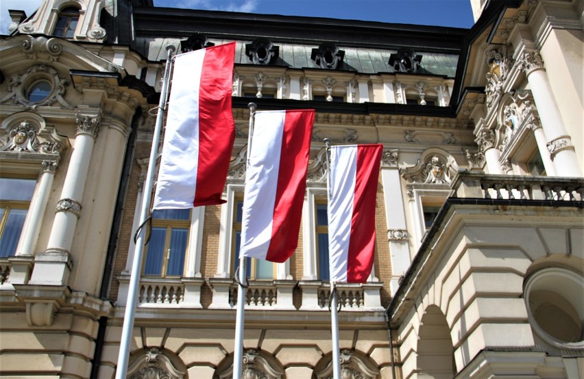 Nowy Sącz. Sądeczanie uczcili Dzień Flagi Rzeczpospolitej Polskiej. Był przejazd starych samochodów [ZDJĘCIA]