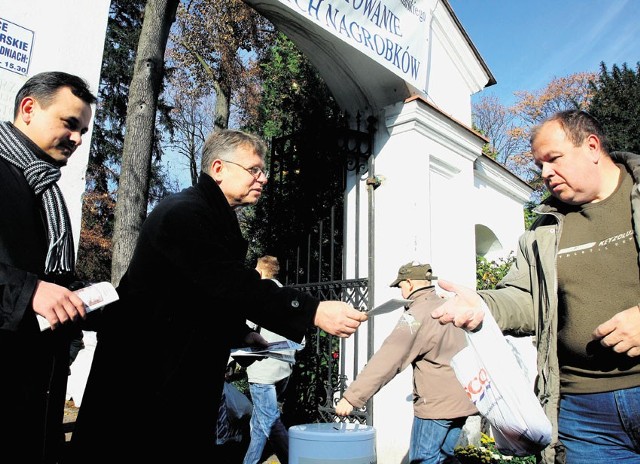 Co roku kwestujących można spotkać przed każdą z bram piotrkowskiego cmentarza. Zbierają datki i rozdają foldery mówiące o odrestaurowanych nagrobkach