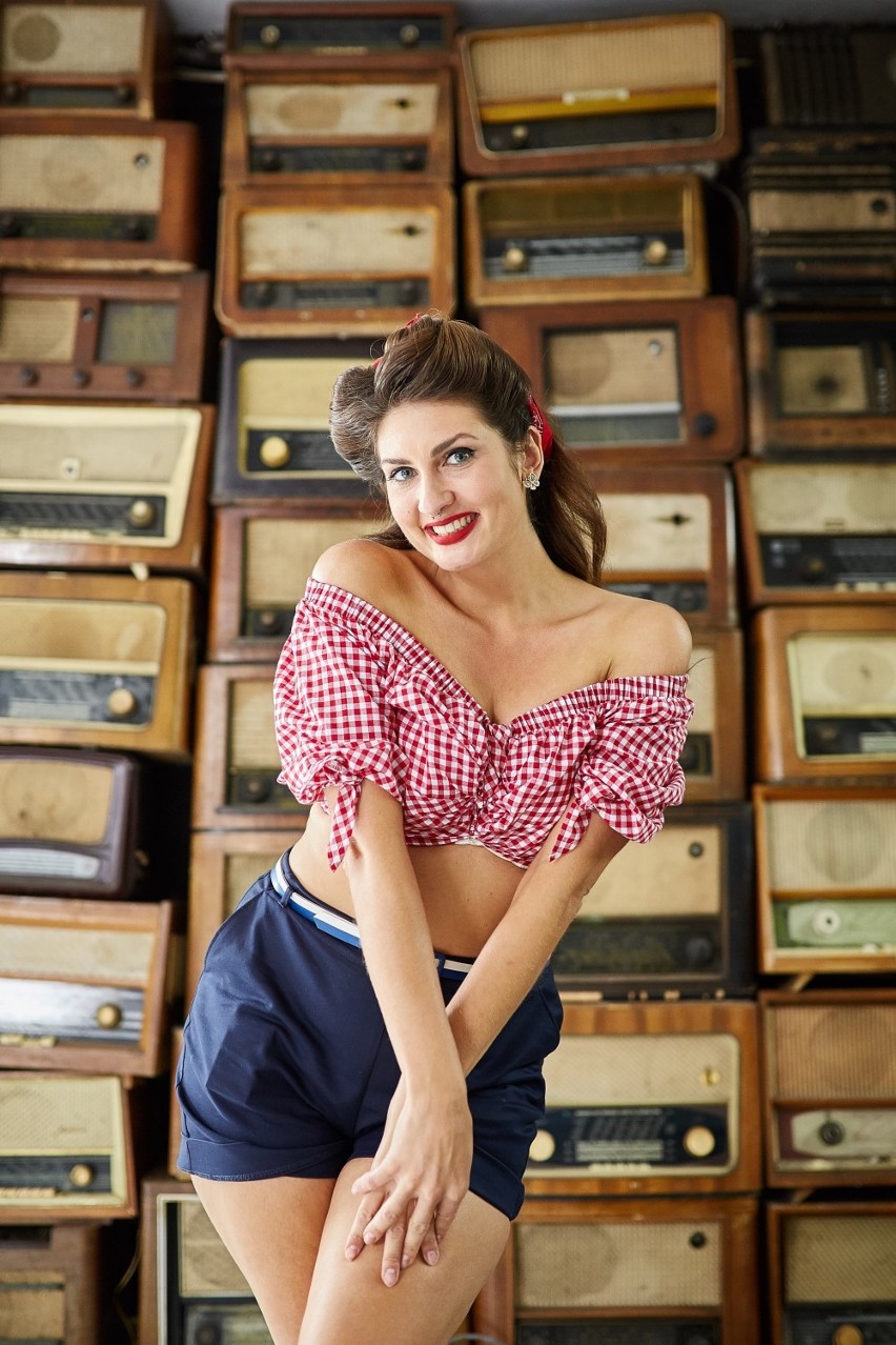 Puszysta modelka w stylu pin-up. Przed Wami seksowna i...