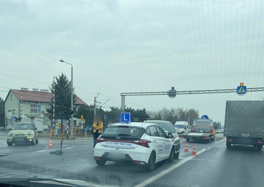 Kolizja z udziałem trzech aut osobowych w Rzeszowie na skrzyżowaniu ul. Warszawskiej i ul. Myśliwskiej [ZDJĘCIA]