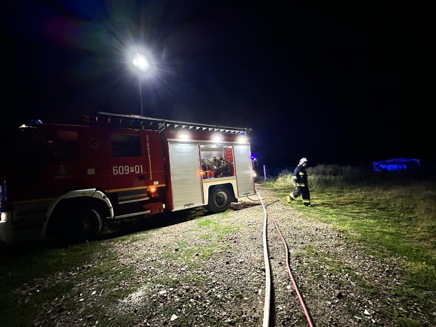 Nocny pożar samochodu w Ludwikowie. Z ogniem walczyły dwa zastępy straży pożarnej