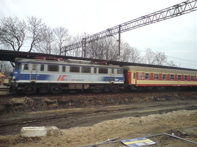 Budowa linii E-65. Rozkopana stacja kolejowa w Szymankowie