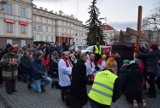 Droga Krzyżowa ulicami Pruszcza Gdańskiego. Wierni przeszli z kościoła MBNP do Podwyższenia Krzyża Świętego [ZDJĘCIA, WIDEO]